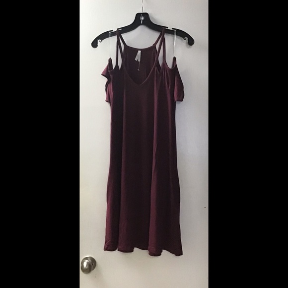 🌟 Wine Cold Shoulder Dress w/pockets - Picture 3 of 5